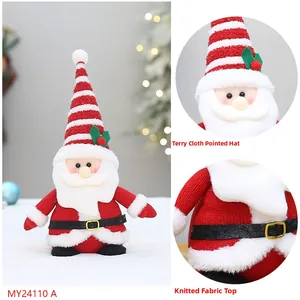 Détails de figurine Père Noël montrant la barbe en peluche et les tissus tricotés