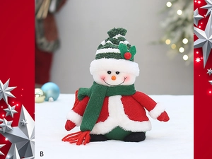 Détail d'une peluche bonhomme de neige avec chapeau rayé vert et manteau de Noël