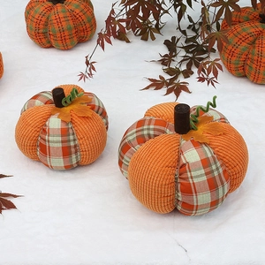 Détail de citrouilles en velours côtelé et tissu écossais avec feuilles d'érable pour déco