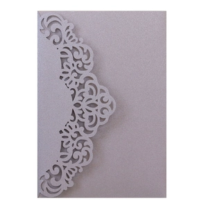 Détail de découpe laser sur porte-carte d'invitation de mariage lavande nacrée