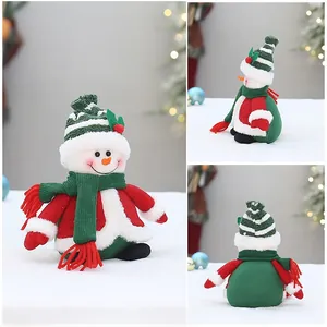 Vues multiples d'une peluche bonhomme de neige tricotée avec bonnet rayé et écharpe
