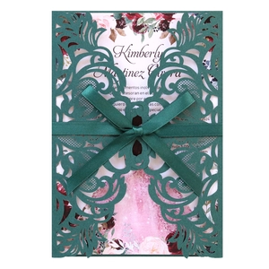 Détail d'invitation de mariage vert foncé découpée au laser avec ruban et motif floral