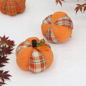 Vue de dessus de citrouilles décoratives en velours côtelé et tissu écossais d'automne