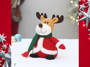 Détail d'une peluche renne de Noël en tenue tricotée rouge avec écharpe verte