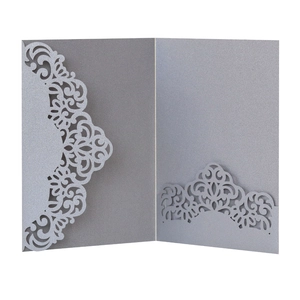 Détail du porte-invitation argenté découpé au laser en papier perlé brillant