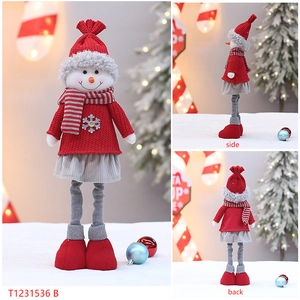 Vorder-, Seiten- und Rückansicht einer Plüsch-Schneemann-Puppe mit roter Strickmütze
