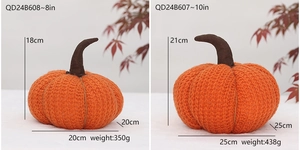 Comparaison de taille de citrouilles tricotées orange en 8 et 10 pouces de large