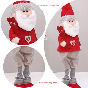 Detail der gestrickten Weihnachtsmann-Puppe mit Herz-Aufnäher und Cordhose für Weihnachten