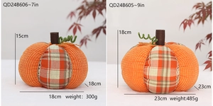 Vue détaillée de citrouilles en tissu à carreaux et velours côtelé avec feuilles d'automne