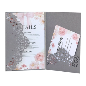 Détail de la pochette d'invitation grise découpée au laser avec carte à fleurs insérée