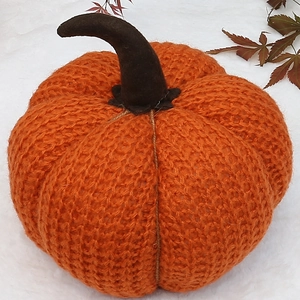 Vue de dessus d'une citrouille orange tricotée avec texture laine et tige en feutre déco