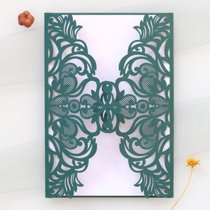Détail du motif dentelle découpé au laser sur couverture d'invitation vert foncé rétro