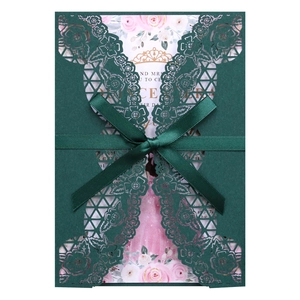 Invito a nozze in pizzo verde scuro tagliato al laser con elegante fiocco di seta e fiori
