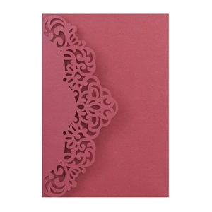 Détail du motif floral découpé au laser sur la couverture de faire-part bordeaux