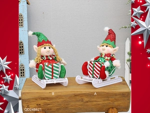 Detail von Weihnachts-Elf-Figuren in Paillettenhüten auf weißen Schlitten mit Boxen