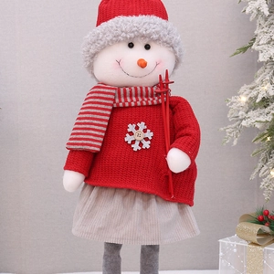 Details eines Plüsch-Schneemanns mit roter Strickmütze und Schal für die Weihnachtsdeko