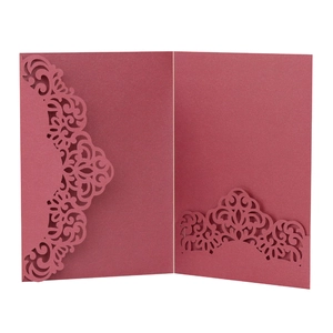 Détail macro d'une invitation de mariage bordeaux découpée au laser avec motif floral