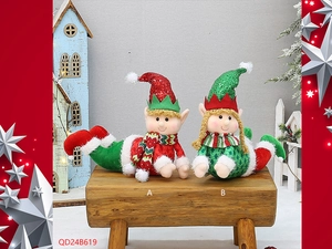 Detail von Weihnachts-Elfen Plüschfiguren in Rot und Grün auf einer festlichen Holzbank