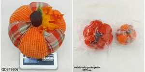 Détail de citrouille en velours et tissu à carreaux avec poids 300g et emballage individuel