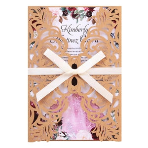 Détail de l'invitation découpée au laser avec carte florale et nœud en ruban crème chic