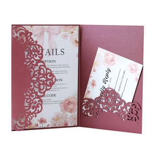 Détail de l'invitation de mariage bordeaux découpée au laser avec cartes florales