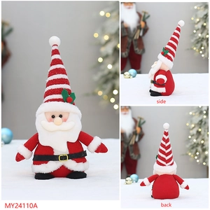 Vue en trois plans montrant l'avant, le côté et l'arrière d'un gnome de Noël tricoté