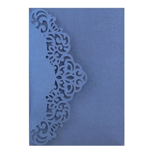 Détail du motif découpé au laser sur carte d'invitation bleu foncé nacré avec dentelle