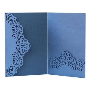 Motif floral découpé au laser sur pochette d'invitation en papier nacré bleu foncé
