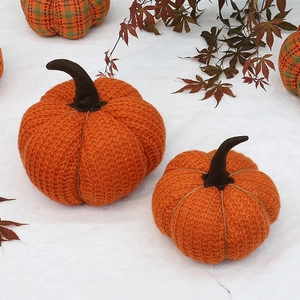 Décorations de citrouilles en tricot pour la récolte d'automne avec feuilles d'érable