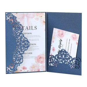 Vue détaillée de l'invitation de mariage bleue découpée au laser avec cartes florales