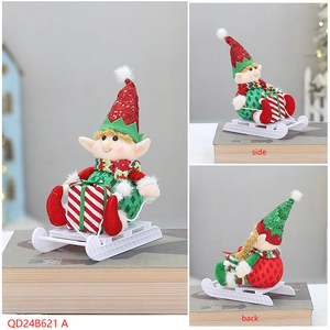 Mehrwinkelansicht einer festlichen Weihnachts-Elfenpuppe auf weißem Schlitten von vorne