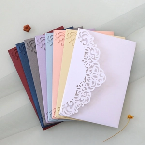 Détails de découpe laser sur les bords d'enveloppes d'invitation multicolores