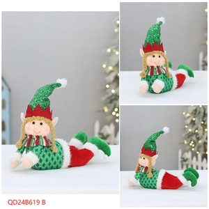 Detail einer liegenden Weihnachts-Elfen-Plüschpuppe mit Paillettenhut und grünen Karos