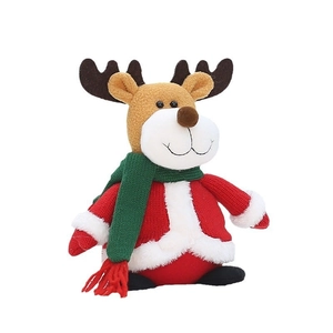 Figurine peluche renne de Noël avec pull tricoté rouge et écharpe verte sur fond blanc