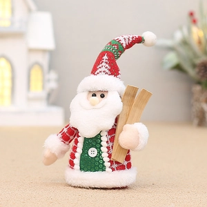 Détail d'une poupée Père Noël en peluche avec bonnet tricoté et skis en bois