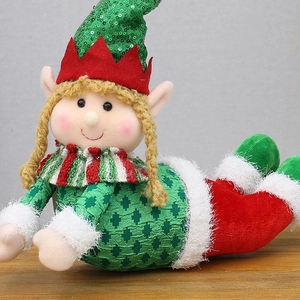Detail der Weihnachts-Elfenpuppe mit Paillettenhut, Zöpfen und festlichem grünem Outfit