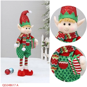 Detail einer Weihnachts-Elf Puppe mit rotem Paillettenhut und grüner Latzhose