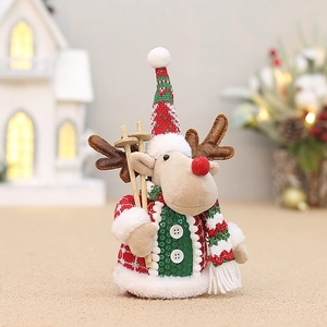 Vue détaillée d'une peluche de renne de Noël avec bonnet rouge et bâtons de ski en bois