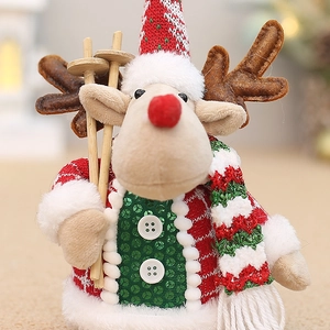 Détail d'une figurine de renne de Noël en peluche avec paillettes et bâtons de ski