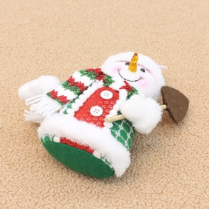Détail d'un bonhomme de neige en peluche avec écharpe rayée et nez en carotte
