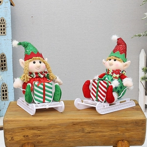 2er Set Weihnachts-Elfenpuppen in Pailletten-Outfits auf weißen Schlitten als Deko