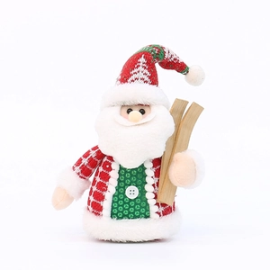 Détail d'une peluche Père Noël avec veste à carreaux rouge et skis en bois