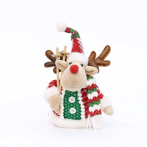 Détail du renne de Noël en peluche avec écharpe rayée et gilet vert à paillettes