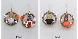 Detail von Halloween-Wichtelkranz mit orangefarbenen und schwarzen Plüschfiguren am Ring