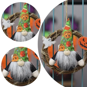 Detail von Halloween-Gnomkranz mit Plüschkürbishut und Geist auf Rattankranz
