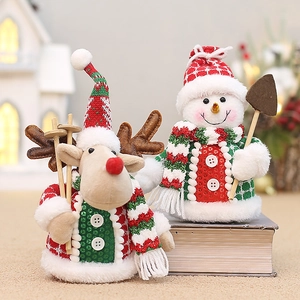 Charmantes figurines de Noël en peluche avec renne et bonhomme de neige pour décor de fête