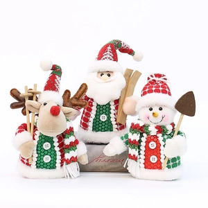 Trois figurines de Noël en peluche avec Père Noël, renne et bonhomme de neige et skis