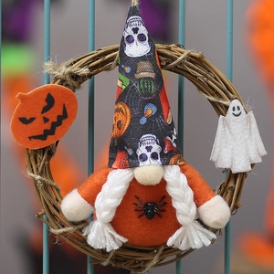 Halloween Kranz mit orangefarbenem Gnom und Geisterdeko auf natürlichem Rattanring