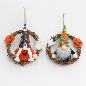 Halloween-Zwergenkranz mit Spinne und Geist-Deko auf einem natürlichen Rattankranz für Türen