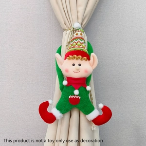 Dettaglio del fermatenda elfo di Natale in peluche su tende color beige